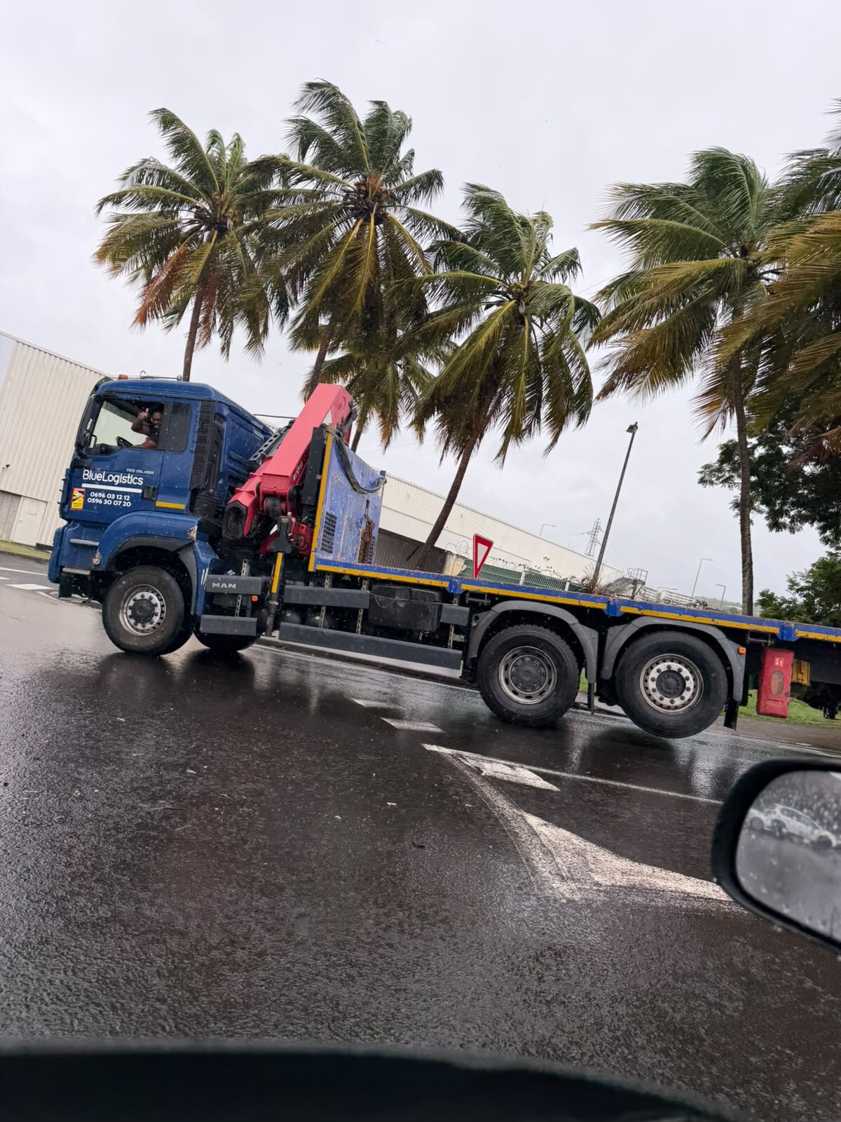 Camion-grue Blue Logistics en circulation en Martinique