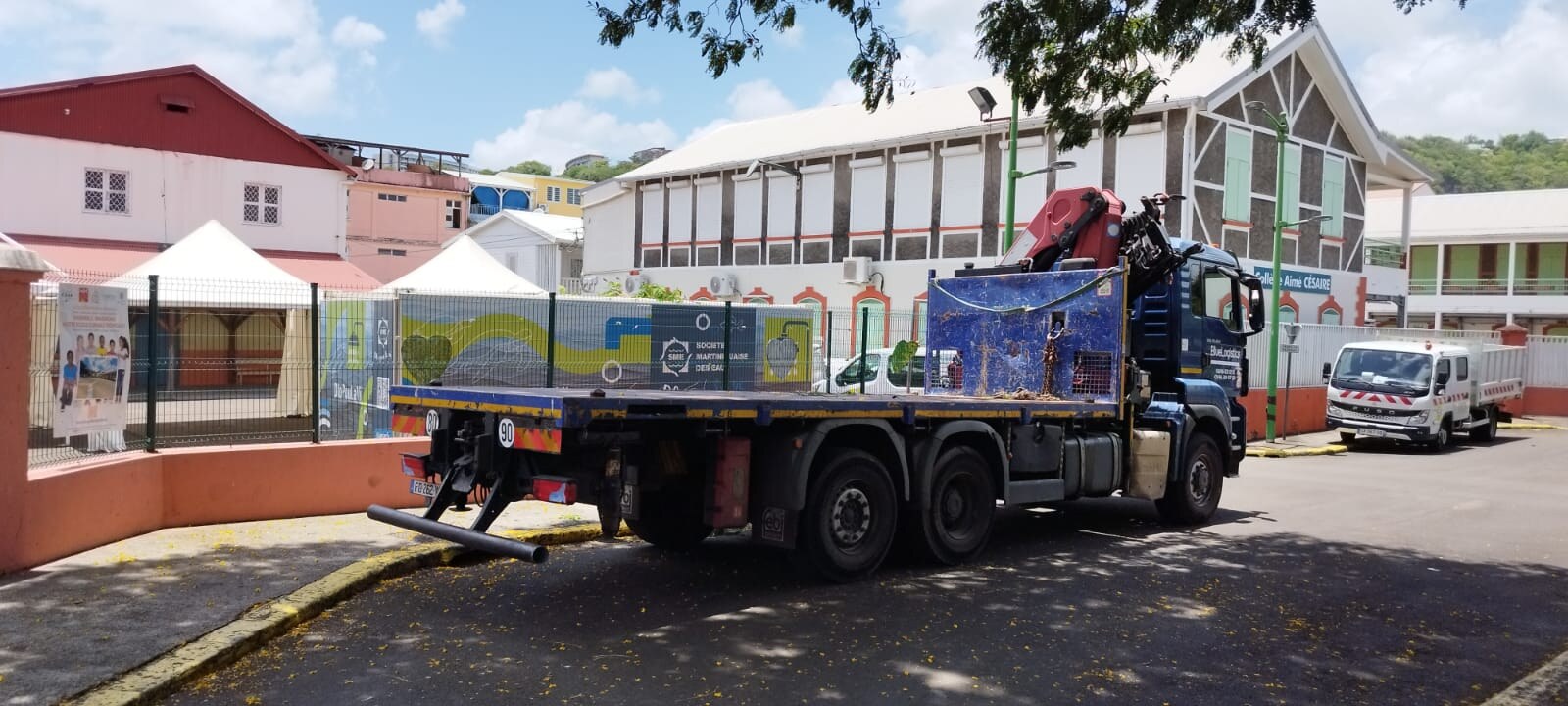 Camion-grue Blue Logistics en intervention en Martinique